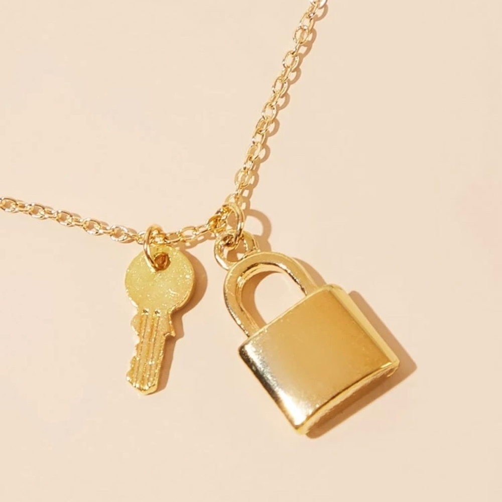 3/$30 💛 Lock and Key Pendant Necklace - Picture 3 of 3